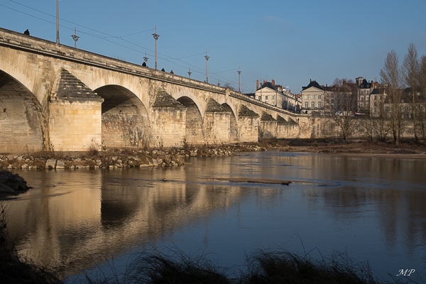 Pont Royal et entrée de la rue Royale à Orléans