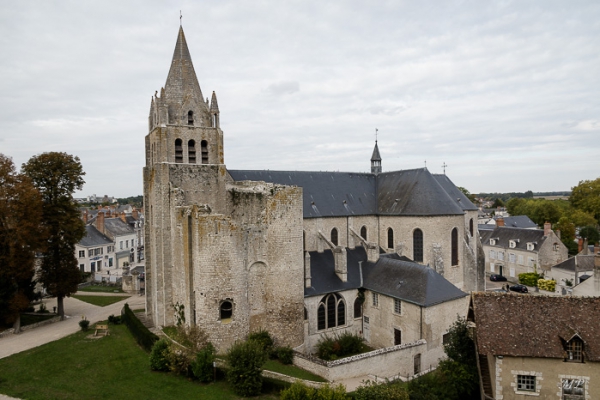 L'église et les bases du vieux château de Meung-sur-Loire