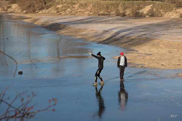 Des imprudents sur la Loire gelée à Orléans