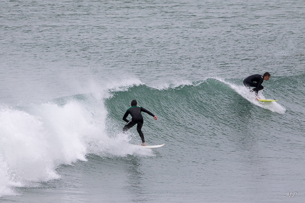 Surfeurs à la Pointe de la Torche (Morbihan)
